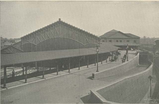 The passenger platform, promenade and driveway ramp of Daniel Burnham's Union Station about 1898, a year after it opened