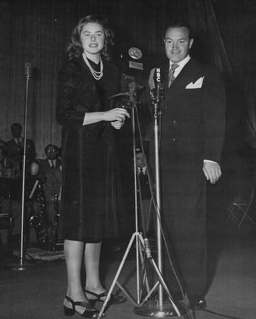 Bob Hope presents Look magazine Achievement Award to Swedish actress Ingrid Bergman.
