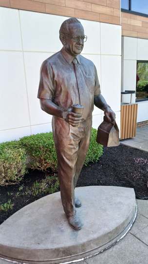 A statue of Dave Thomas at Wendy's Flagship Restaurant