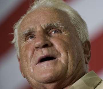 National Football League (NFL) hall of fame coach Don Shula addresses the crew of aircraft carrier USS Ronald Reagan (CV