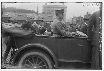 Title: President Warren G. Harding and his wife riding in back of car Abstract/medium: 1 negative : glass ; 5 x 7 in. or