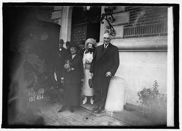 Title: Harding, Mrs. Harding &amp; Mrs. McLean Abstract/medium: 1 negative : glass ; 5 x 7 in. or smaller