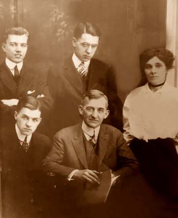 Thurber family portrait taken in Columbus, Ohio in 1915. From left to right: seated: Robert and Charles. Back row: Willi