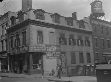 We see the importers cash registers store at the intersection of Notre-Dame and Saint-Jean-Baptiste in Montreal. We note