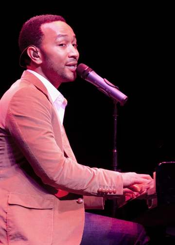 Six-time Grammy winning R &amp; B singer John Legend entertained a crowd of more than 1,000 Nov. 14, 2010, in Niceville,