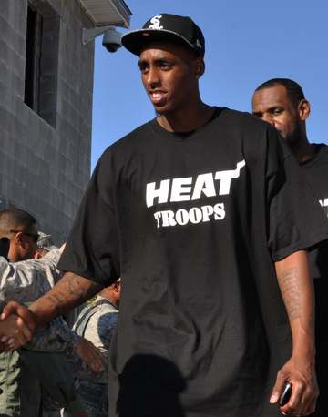 The Miami Heat's Anthony Mason and fellow teammates meet Airman from the 96th Ground Combat Training Squadron following 
