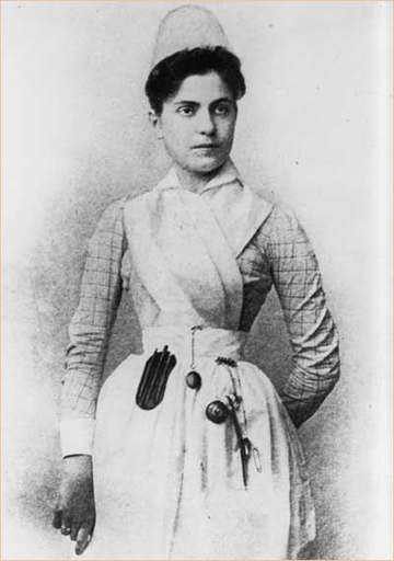 Young w:Lillian Wald in nurse uniform