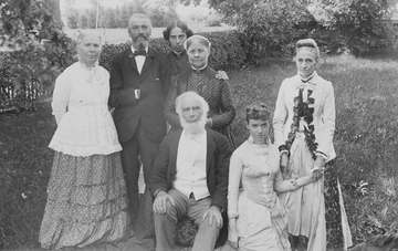 Title: Group portrait of members of the Blackwell and Spofford families outside on a lawn. Photograph probably shows (ba