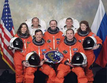 Six astronauts and a Russian cosmonaut take a break from training for the STS-101 mission to pose for a crew portrait. S