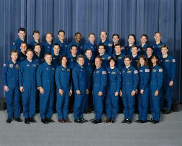 S99-01391 (February 1999) --- Thirty-one 1998 astronaut candidates, including six international mission specialist train
