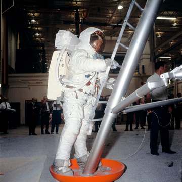 MANNED SPACECRAFT CENTER, HOUSTON, TEXAS APOLLO 11 TRAINING VIEW - Suited astronaut Neil A. Armstrong, wearing an Extrav