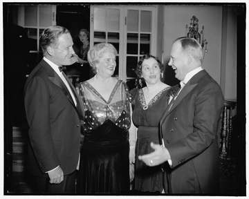 Title: At Republican women's dinner. Washington, D.C., March 27. The League of Republican Women of the District of Colum