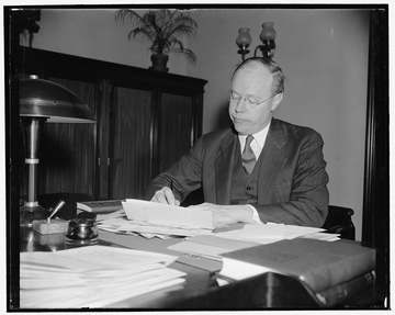 Title: New Republican Senator from Ohio. Washington, D.C., Jan. 6. A new informal photograph of Senator Robert A. Taft, 