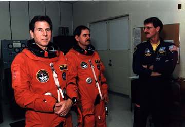 In the Operations and Checkout Building, STS-67 Payload Specialists Samuel T. Durrance (left) and Ronald A. Parise have 