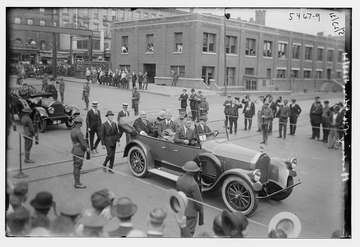 Bain News Service,, publisher. [Car with Warren G. Harding driving through procession] [no date recorded on caption card
