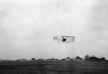 Local call number: PR00447 Title: [Flight of Lloyd C. Griscom's and Wilbur Wright] Physical descrip: 1 photograph: b&amp
