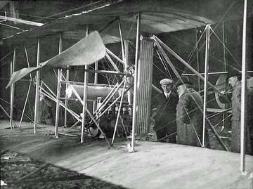 Wilbur Wright (links) und Eduard VII (rechts) zusammen an der Tragfläche des „Model A“ in Pau