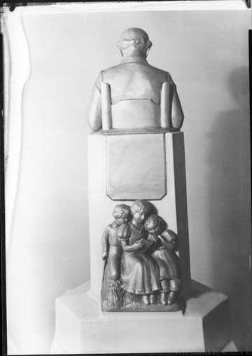 Persistent URL: digital.lib.muohio.edu/u?/snyder,2908 Subject (TGM): Sculpture; Monuments and memorials; Teachers; Autho